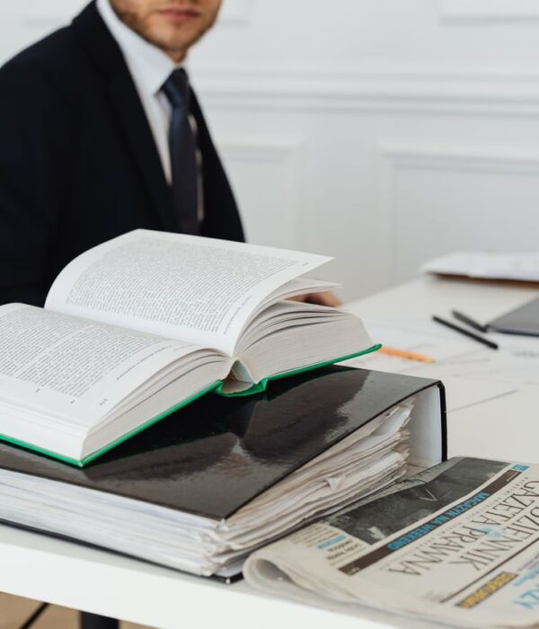 Avocate étudiant un dossier de facture impayée