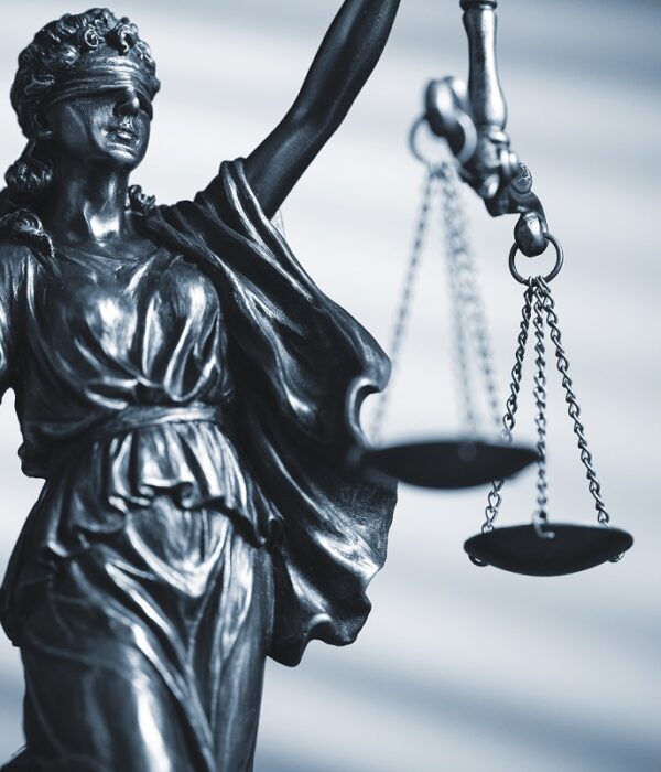 Statue de la justice tenant la balance et le glaive